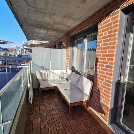 Modern 2 Bedrooms & Private Balcony *
