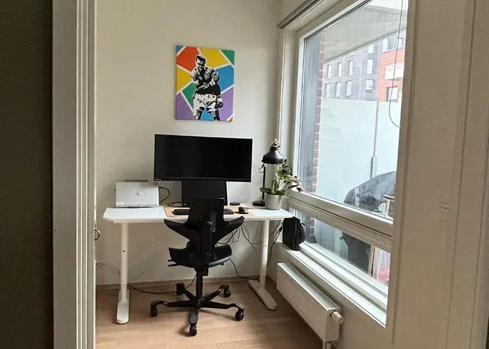 Modern 2 Bedrooms & Private Balcony *