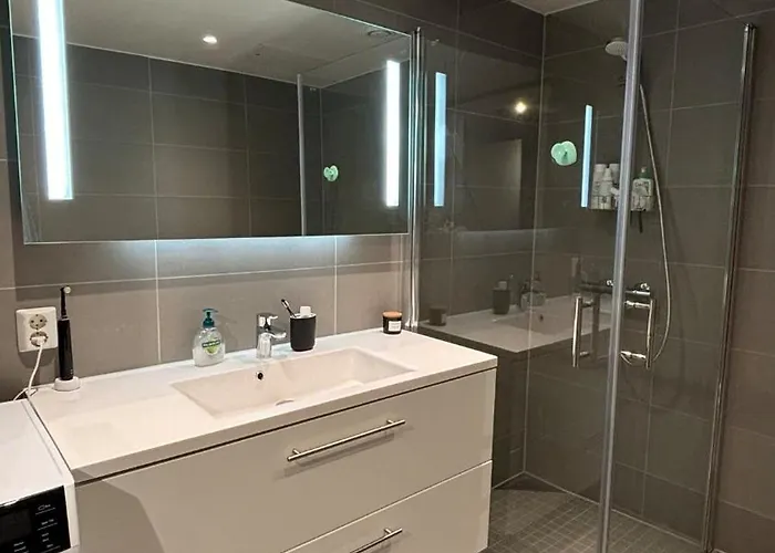 Modern 2 Bedrooms & Private Balcony דירה *